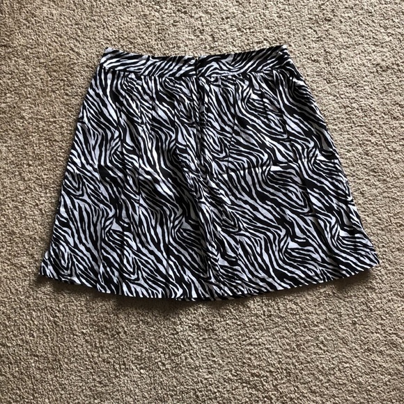 Banana Republic black and white zebra stripe skirt size 4 - Picture 2 of 5